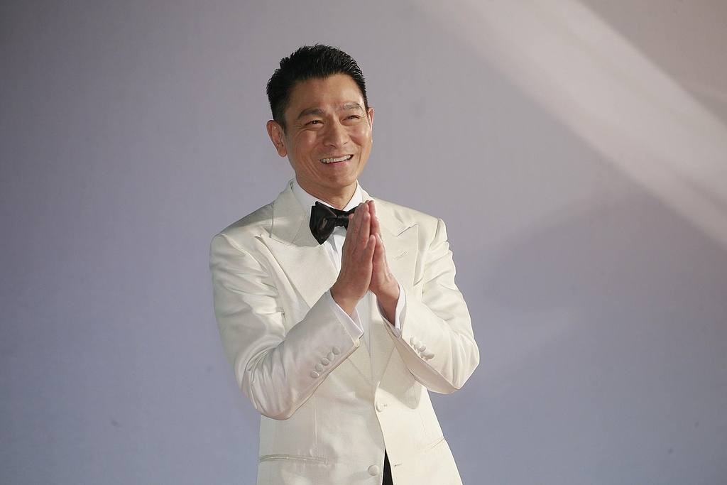 刘德华演艺生涯再登热搜:线上演唱会创纪录引热议