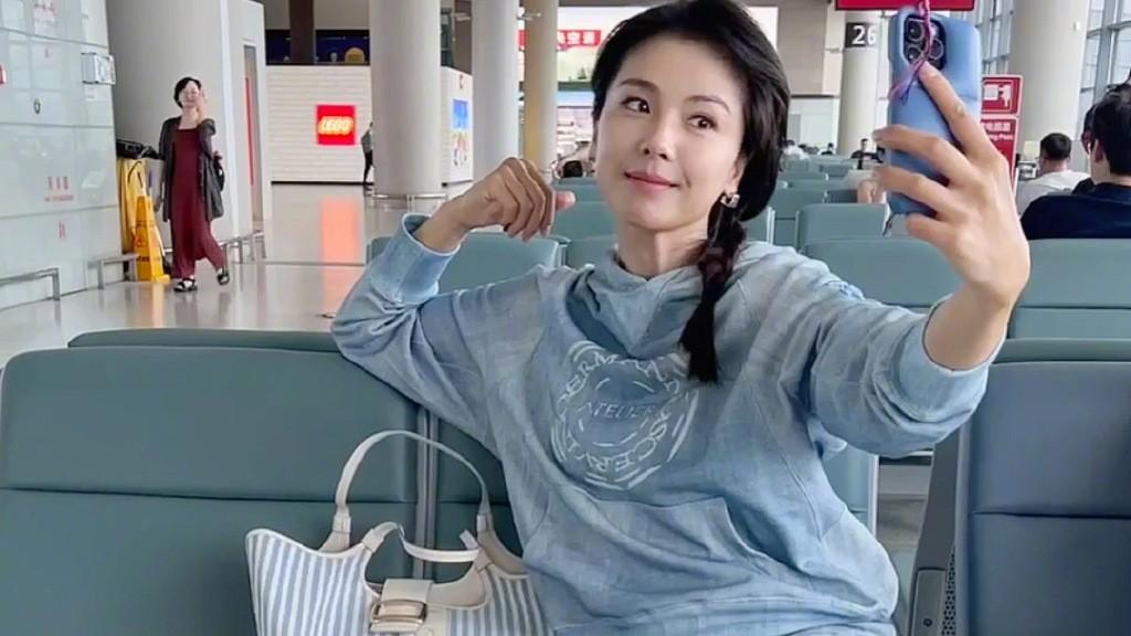 46岁刘涛机场彻底放飞！穿牛仔服扎麻花辫嫩回少女时期，美得差点认不出！