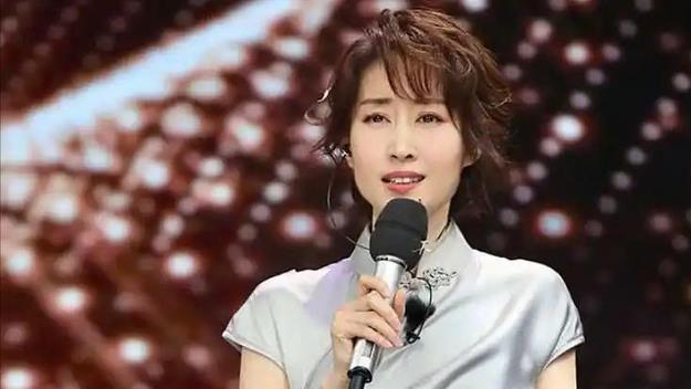 离婚10年后，46岁刘敏涛公开认爱，全网恭喜：终于等到这一天！