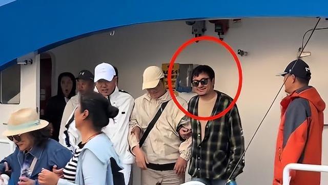 沈腾一家近况曝光，爸妈腿脚不利索被搀扶，王琦暴瘦与老公无交流