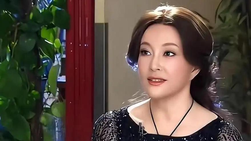 74岁刘晓庆太敢说！美国豪宅曝光，竟靠捡剩菜成不老女神