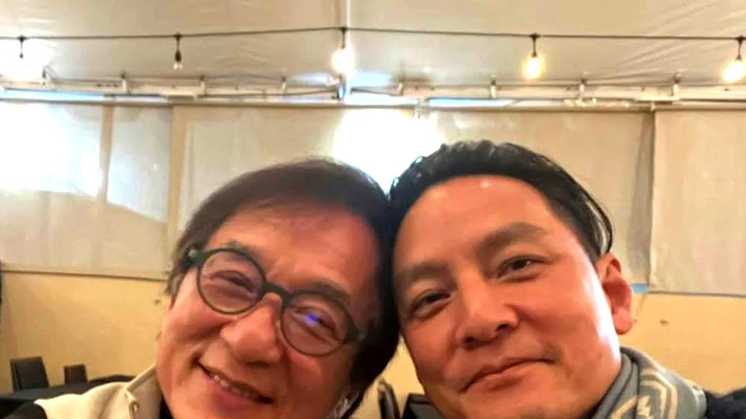 70岁成龙和50岁吴彦祖合影曝光，看起来就像亲兄弟