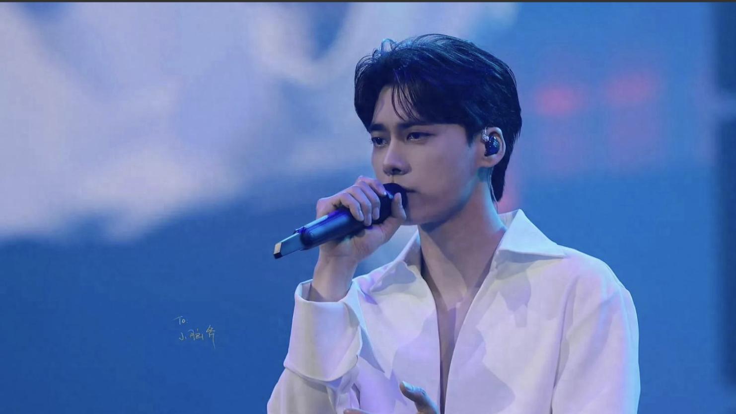 38岁李易峰泰国复出！跪舞台上痛哭，直言还想演戏，但已没有机会