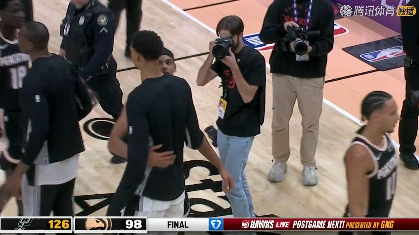 马刺大胜！文班亚马26+12+3，统治攻防，赛后文班走入场内，和老鹰球员逐一拥抱