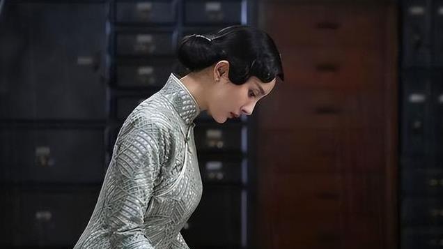 杨幂跨年盛典扭动遭批，网友：年岁不小就别硬扮年轻了！