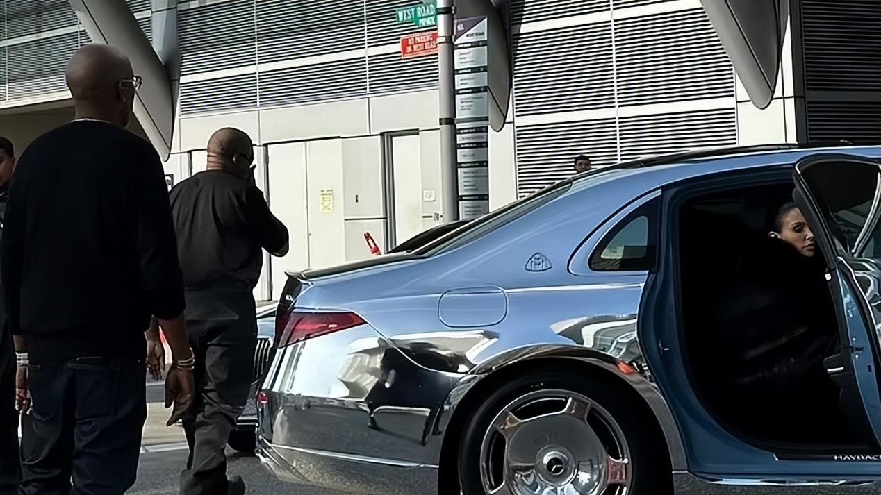 坎耶和妻子比安卡未经邀请现身格莱美颁奖典礼，随后便被赶出来