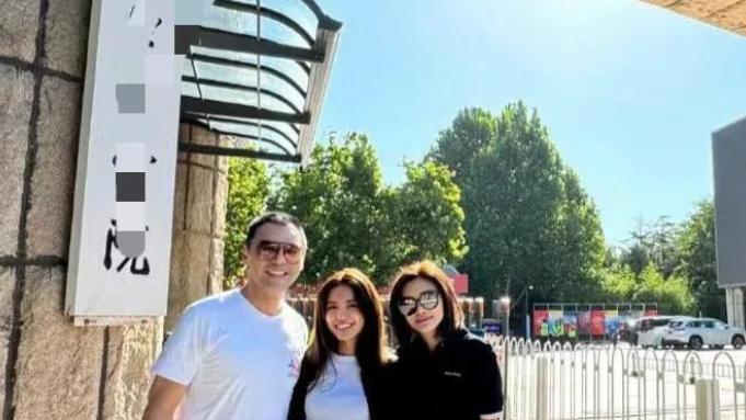 钟镇涛和老婆范姜送女儿到北京电影学院报到，长相看起来像混血儿