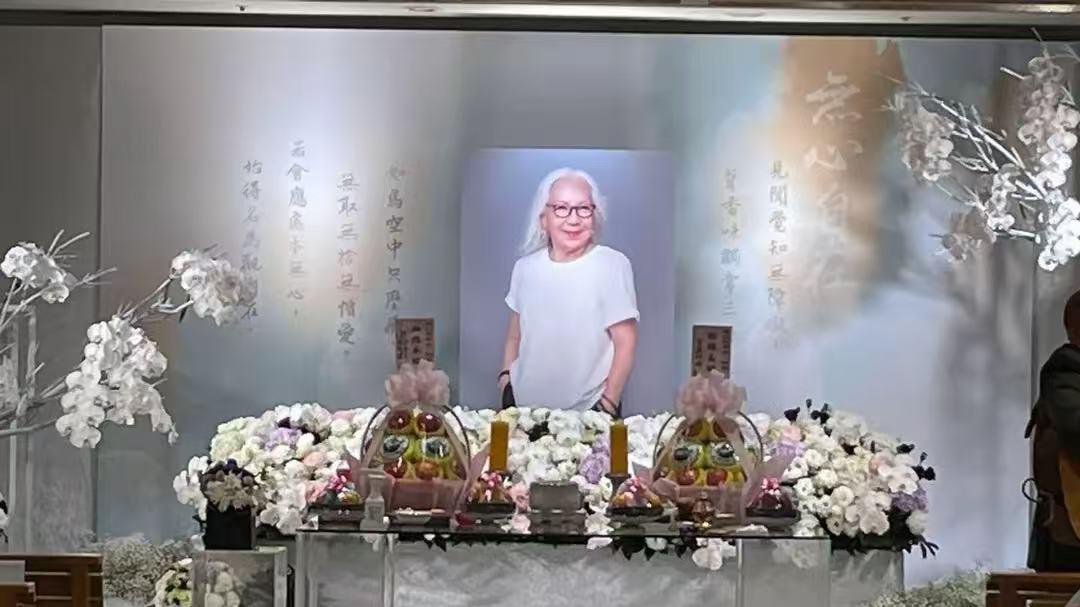 张震母亲追思会现场曝光！儿媳哭肿双眼，舒淇和梁朝伟夫妇送花篮