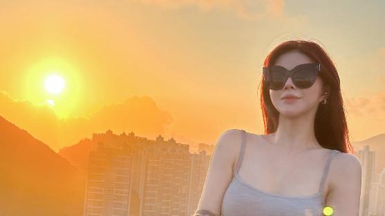 女主播500元出售自己的画，网友：得送原味袜才买！