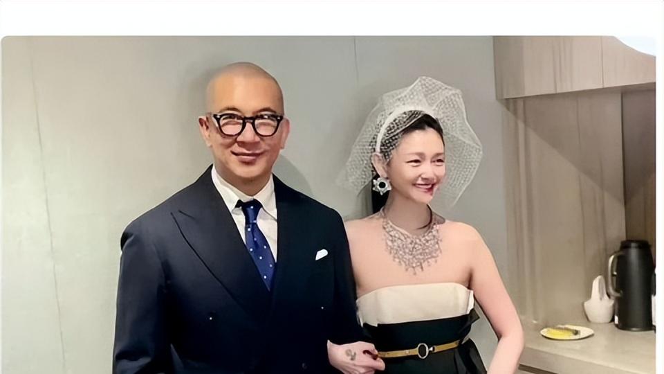 大S今日由具俊晔手捧骨灰下葬，前夫汪小菲并未参加安葬仪式！