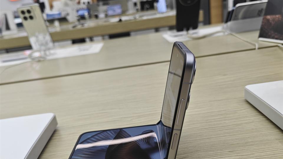 小米MIX Flip2线下上手：体验后，说说真实感受