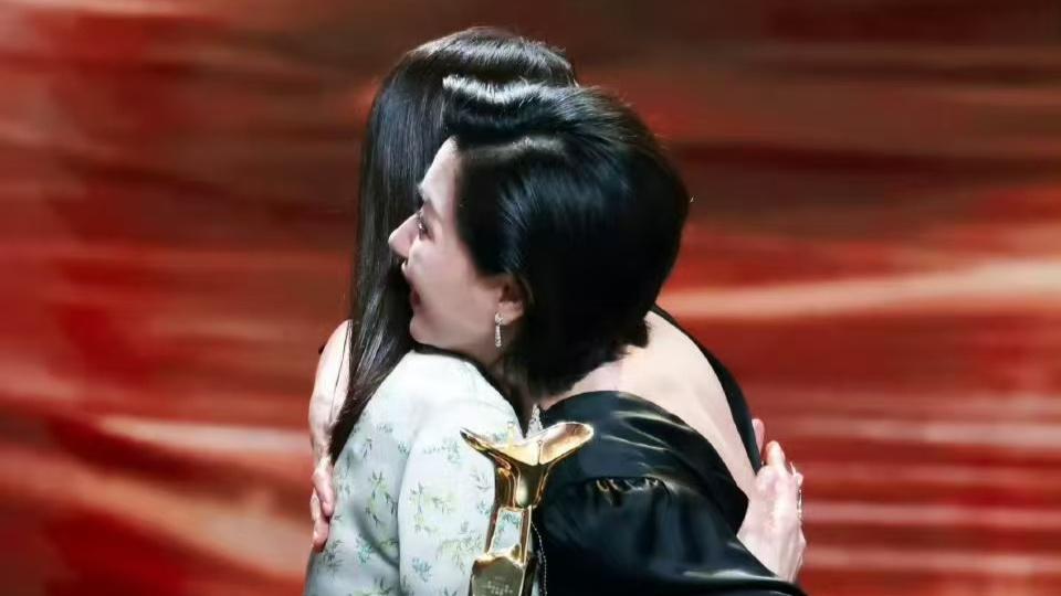 万茜金爵封后，获奖感言诗意串联了角色与现实人生，尽显高情商！