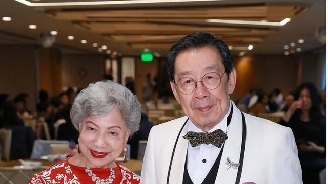 香港两位资深老戏骨“亲吻照”曝光？