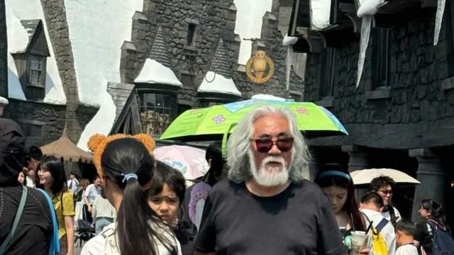 74岁张纪中游乐场训哭娇妻！背娃累瘫烈日下，网友：命硬也顶不住