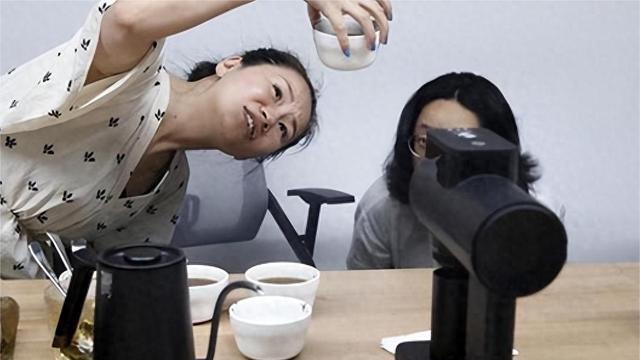 同学聚会初恋问我退休金，我10000改口3000，没想到晚上她