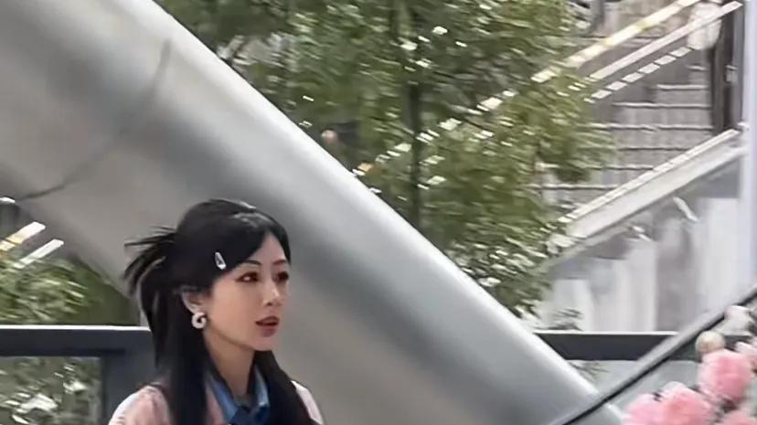 杨紫《嗨6》路透曝光，粉色大衣藏不住消瘦，状态引担忧？