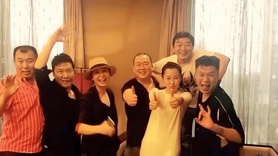 许晴最近一组聚会照片意外曝光，再次让网友们炸开了锅