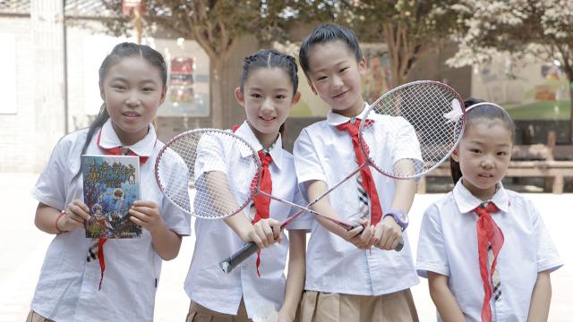 18 岁女星佩戴 230 万耳环，父亲曾是公务员，知情人发声