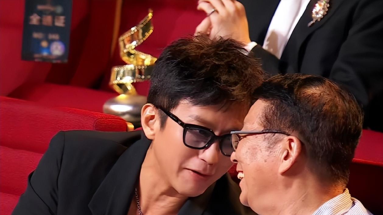 电影之夜台下：邓超黄晓明同坐无交流，佟丽娅玩手机，范丞丞表情失控