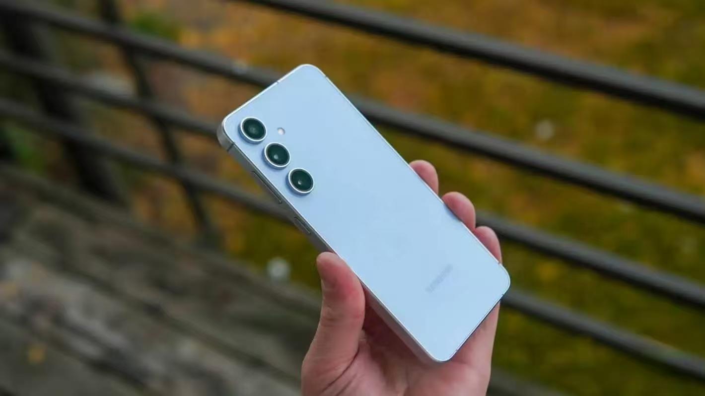 三星 S25 FE：電池減重，充電加速，“輕裝”上陣的年度輕旗艦