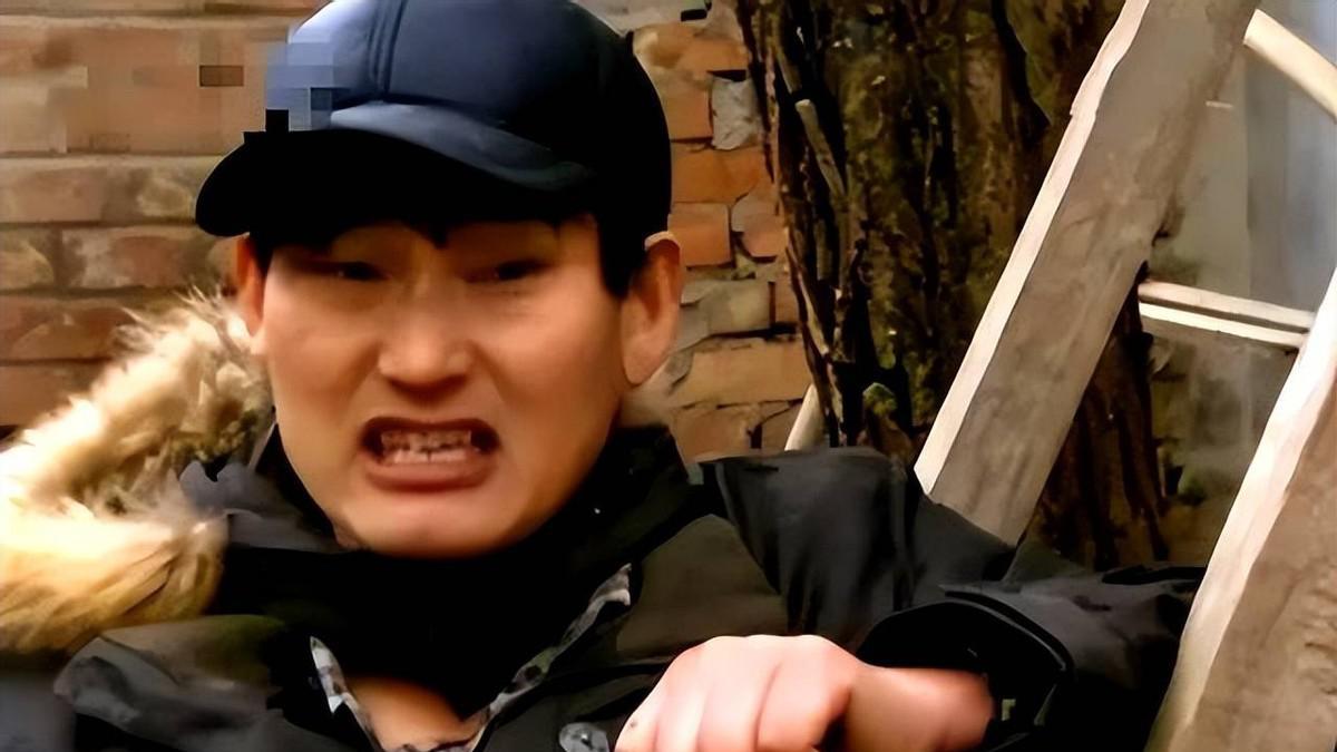 大衣哥学刘强东送年货，行善举却遭村民白眼：谁稀罕这些破玩意