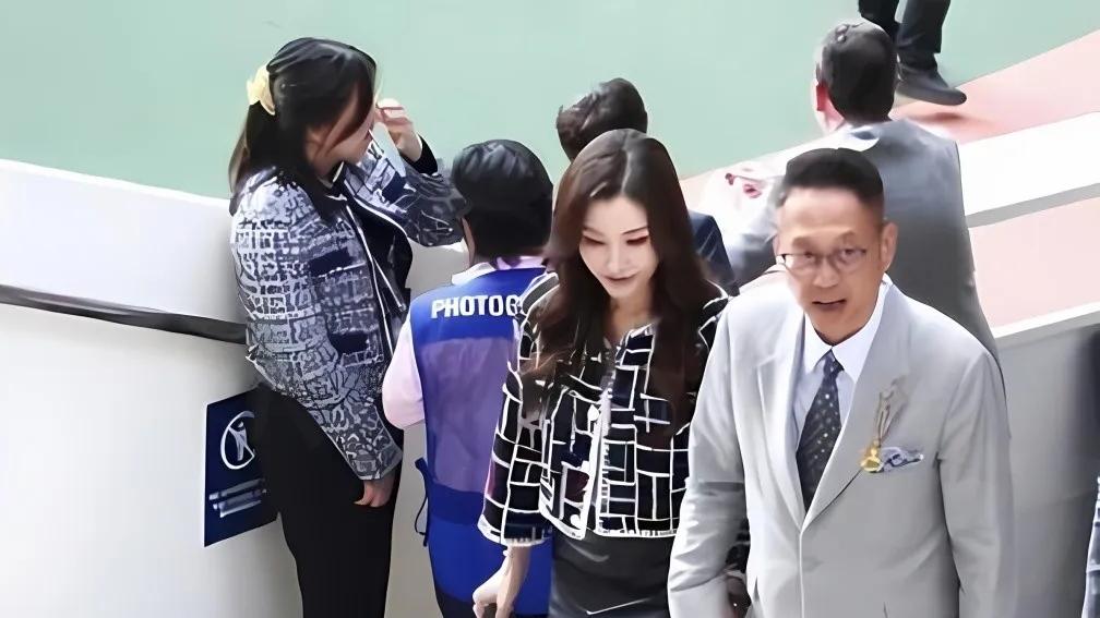 54岁李嘉欣艳压群芳现身贵妇生日会，合照边缘也抢镜