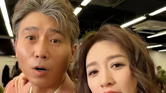 48岁李小冉与50岁李乃文超市购物，穿条纹衫年轻真看不出是同龄人