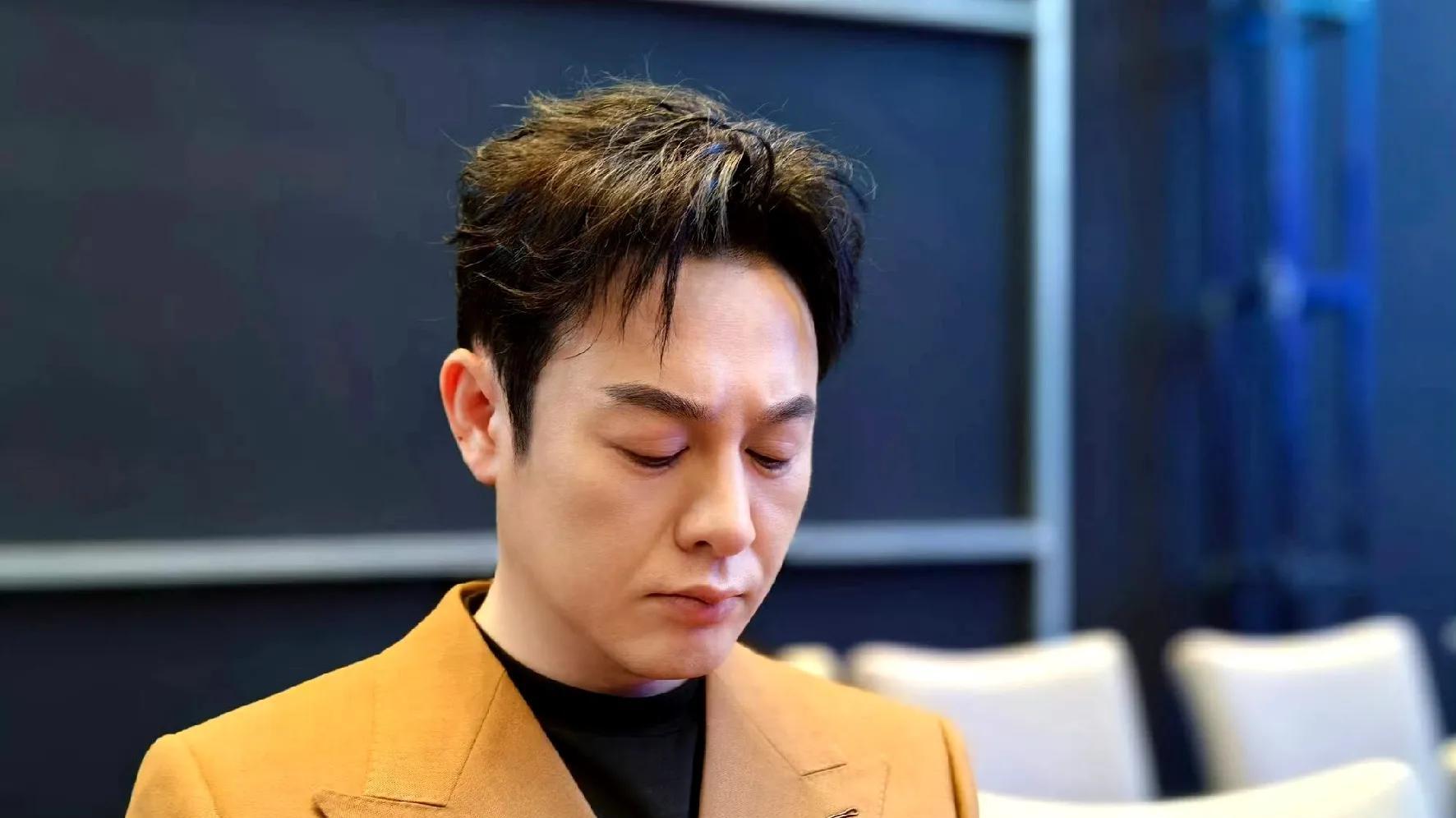 张颂文从爆红到跌落神坛：是立人设还是被黑？妻子的话揭示真相