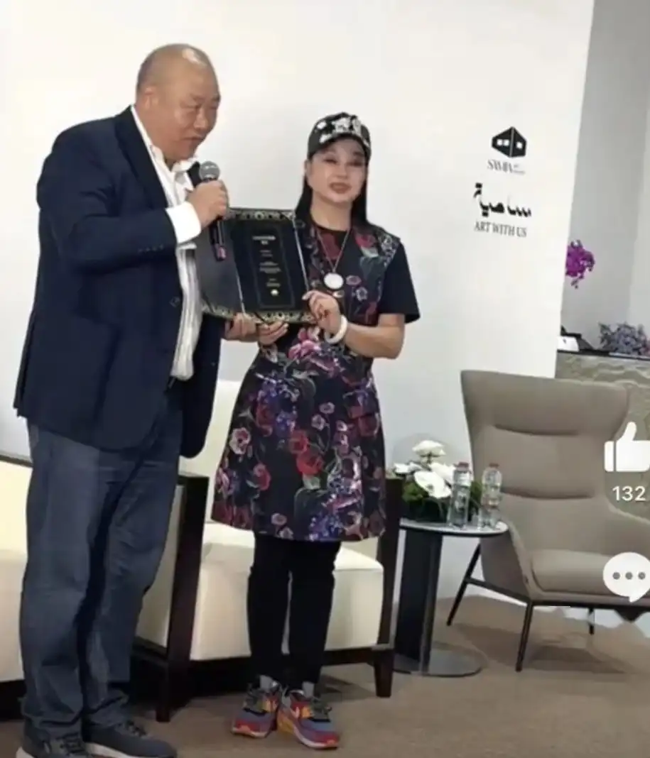 74岁刘晓庆美到国外去了！穿连衣裙配运动鞋青春逼人，皮肤紧致细腻嫩似小姑娘