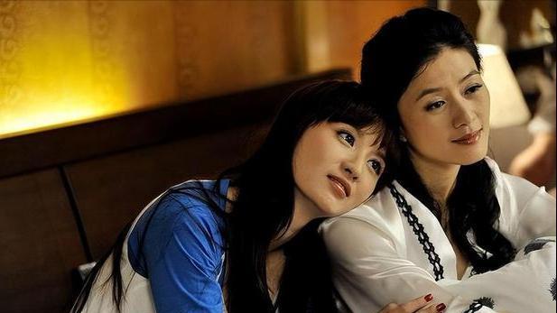 苦追陆毅多年被弃？嫁豪门16年，爹瘫妈死夫去世，如今她怎么样了