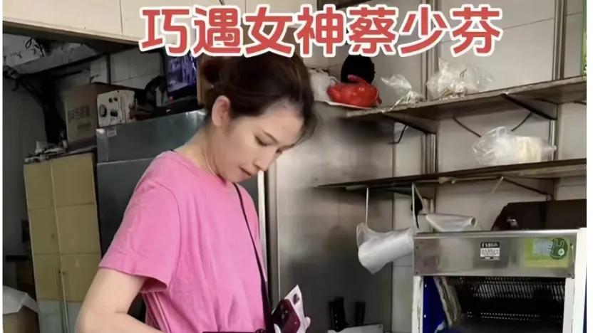 51岁蔡少芬买面包：穿玫红色裙子不俗气，稀疏发际线治好了我的年龄焦虑