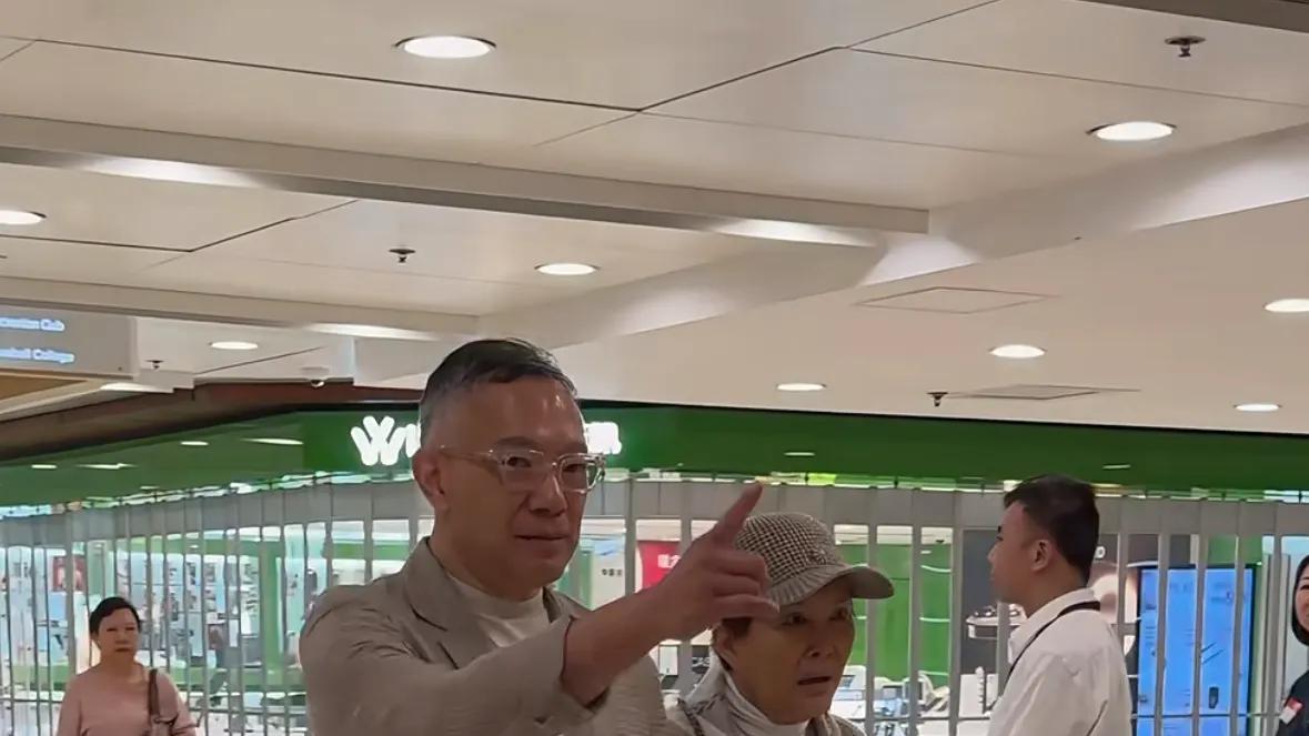 相差15岁！亿万富婆满头银发，帅气丈夫紧握她手逛街被偶遇