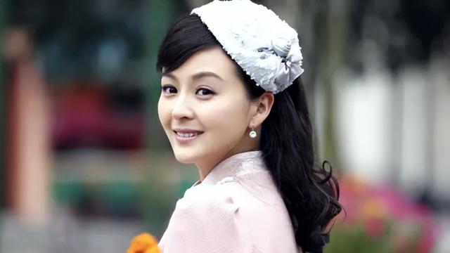 出道多年零绯闻，被富商苦追十年才结婚，如今一家三口很幸福