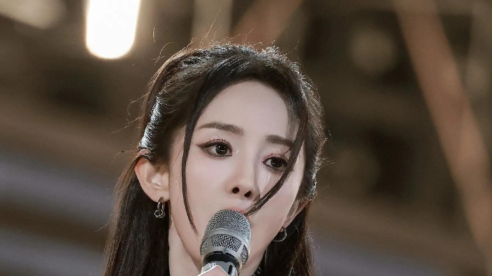 杨幂跨年夜，美艳绝伦的舞台王者？