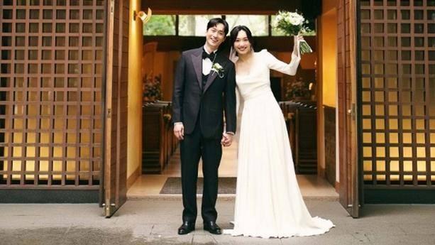 香港知名男星宣布与女神女友结婚，在日本低调举办婚礼