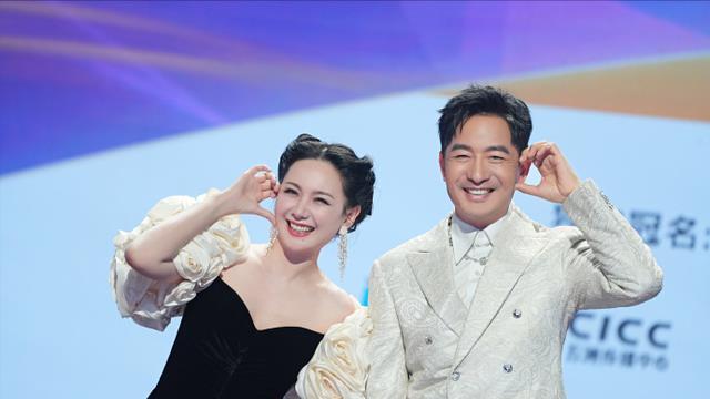 北京这一晚，李沁的深V领，佟丽娅的白衬衣，被47岁程莉莎抢了镜