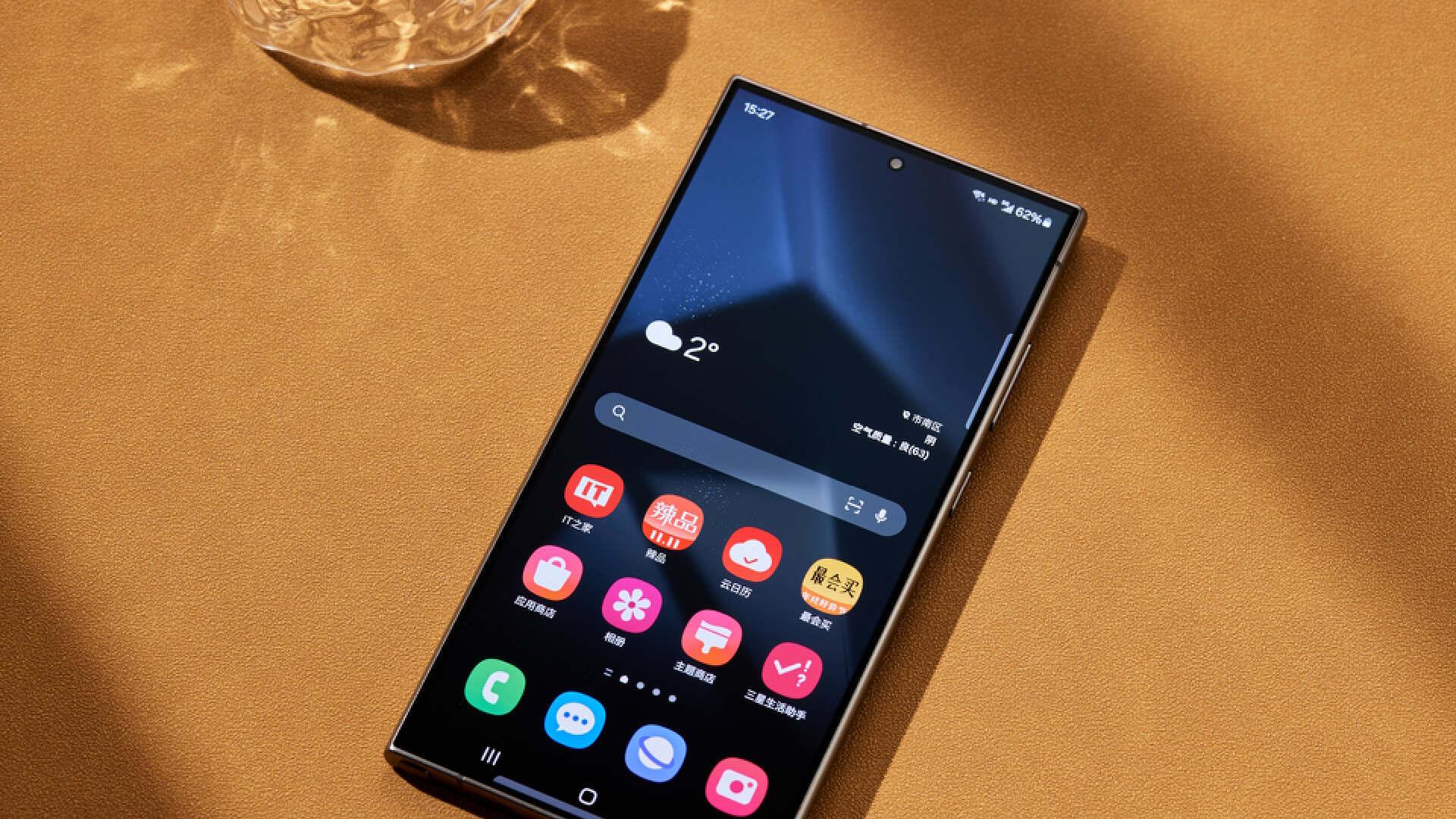 三星Galaxy S25 Ultra手机外观照曝光：极窄等宽边框、R角圆润
