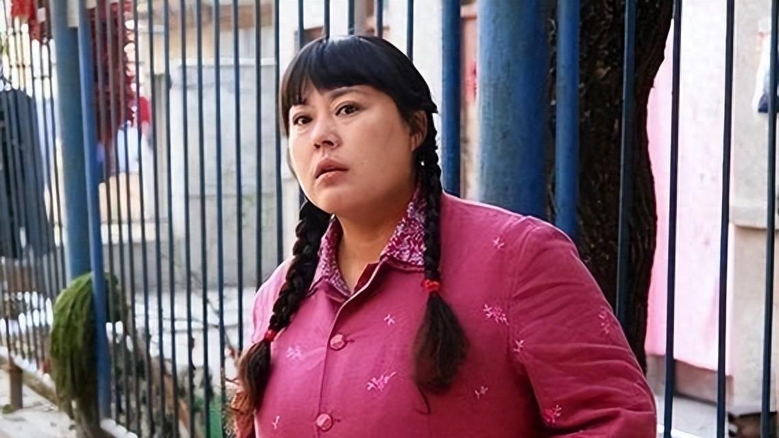 李菁菁抗癌后现身，身形消瘦！