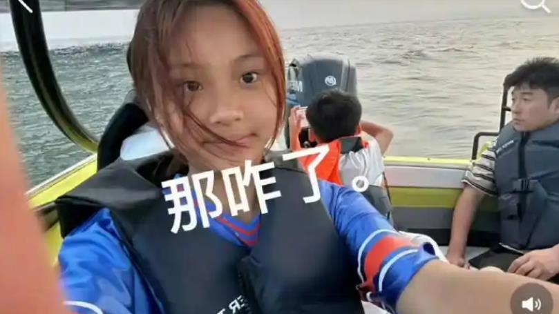 甜馨自曝被同学蹭流量后孤立，13岁的她到底在经历什么？