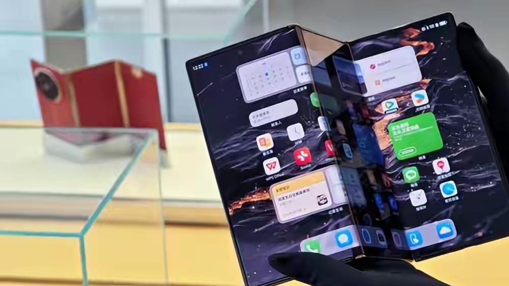 iPhone17标准版挤爆牙膏！网友：是被华为三折叠逼的？