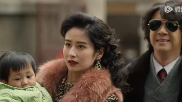 《六姊妹》：一句“鸡汤馊了”，揭开了何家艺当众打脸亲妈的原因！