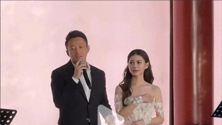 刚举行完婚礼，汪小菲和马筱梅北京南锣鼓巷手挽手逛街，感情甜蜜