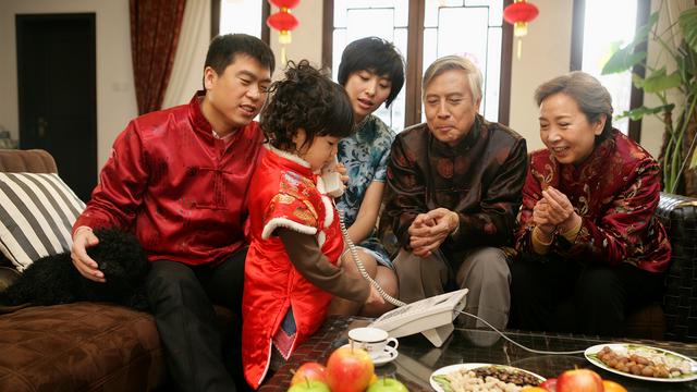 我退休金8000，女儿女婿想把我送进养老院，我换卡换锁后他们慌了