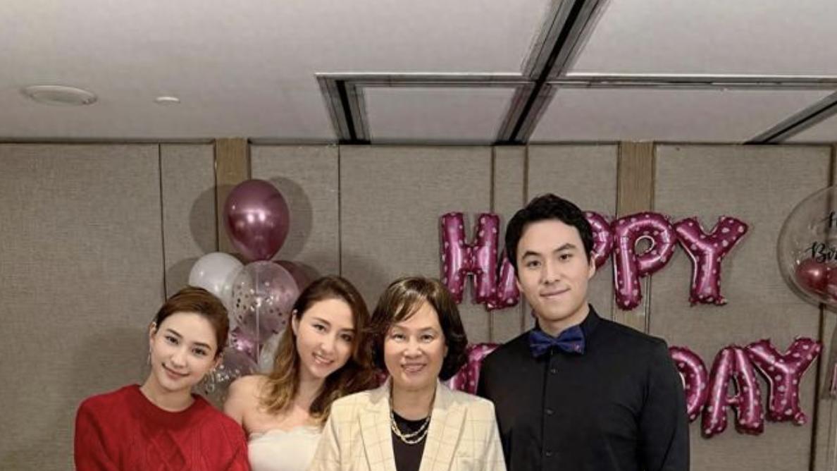 何超莲在澳洲度假窦骁作陪，两人共进晚餐好温馨，窦骁左手戴婚戒