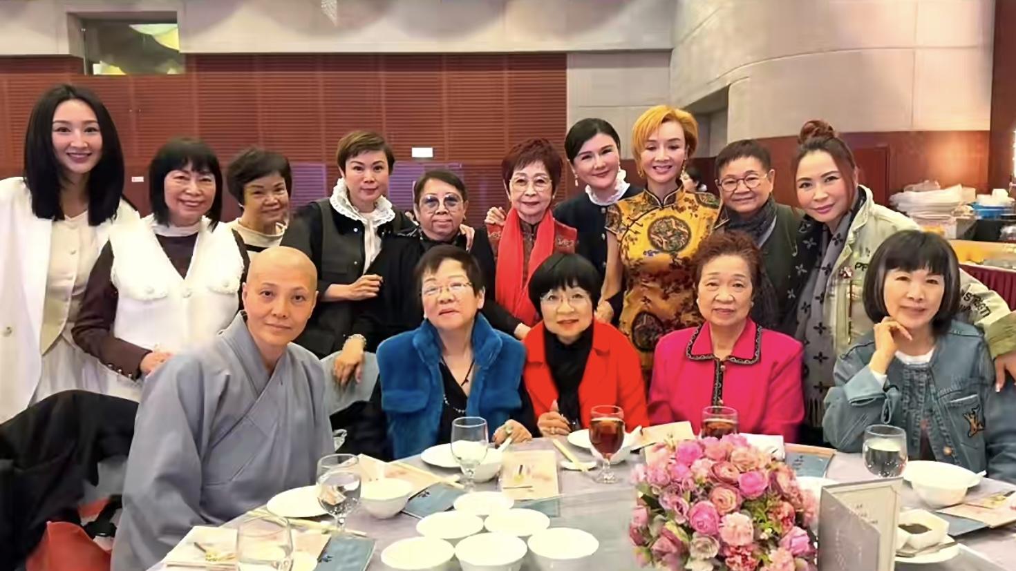 曾志伟72岁生日摆素宴庆祝，还请高僧开示，曾宝仪从外地回来祝寿