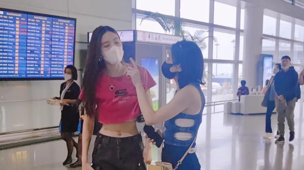 50岁贾静雯长沙机场买奶茶，穿破洞牛仔衣腰细如蟒，美的像20岁辣妹！