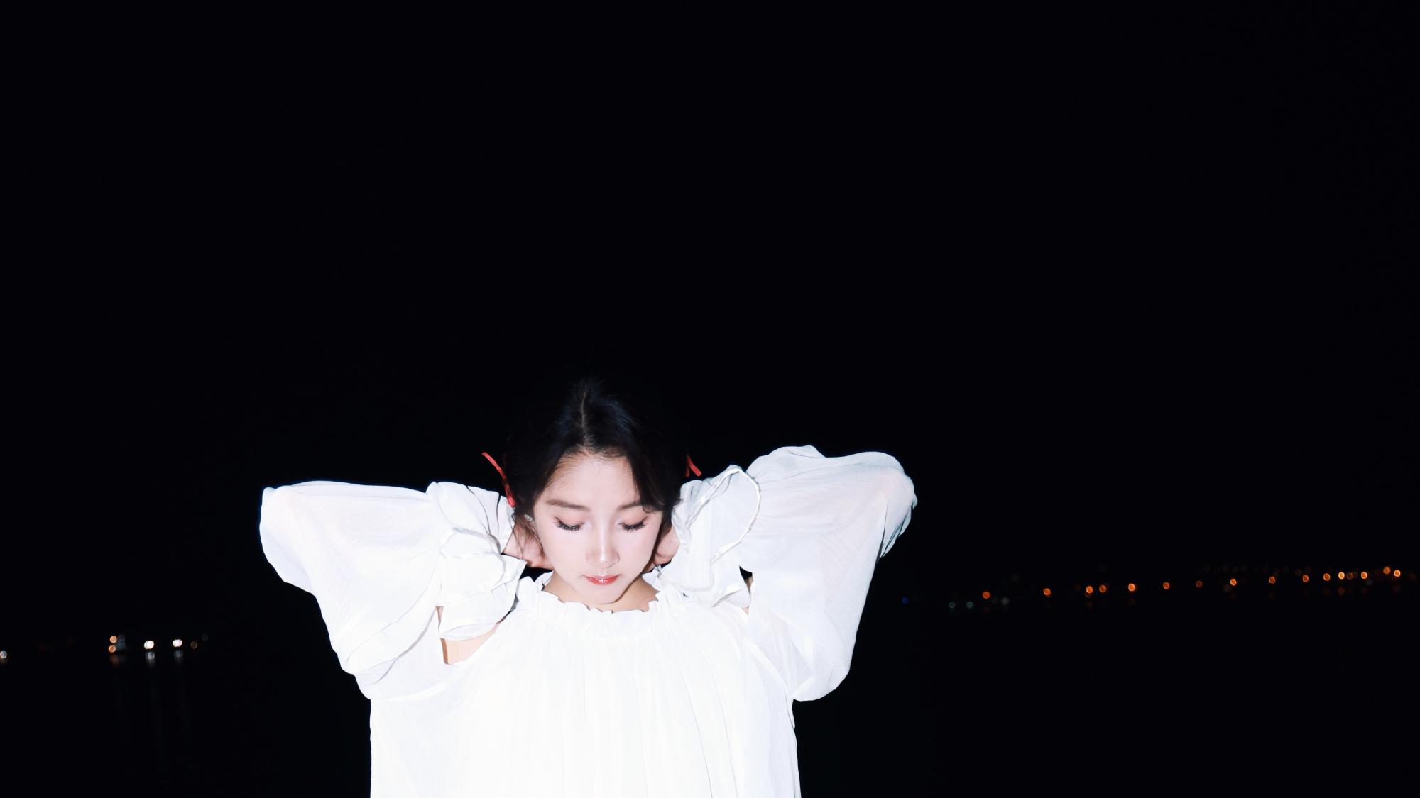 关晓彤白，如黑夜中的一束光，美腿玉足好迷人