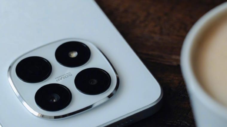 小米还是妥协了，7000mAh+龙晶玻璃+IP69K，512GB新机再度降价