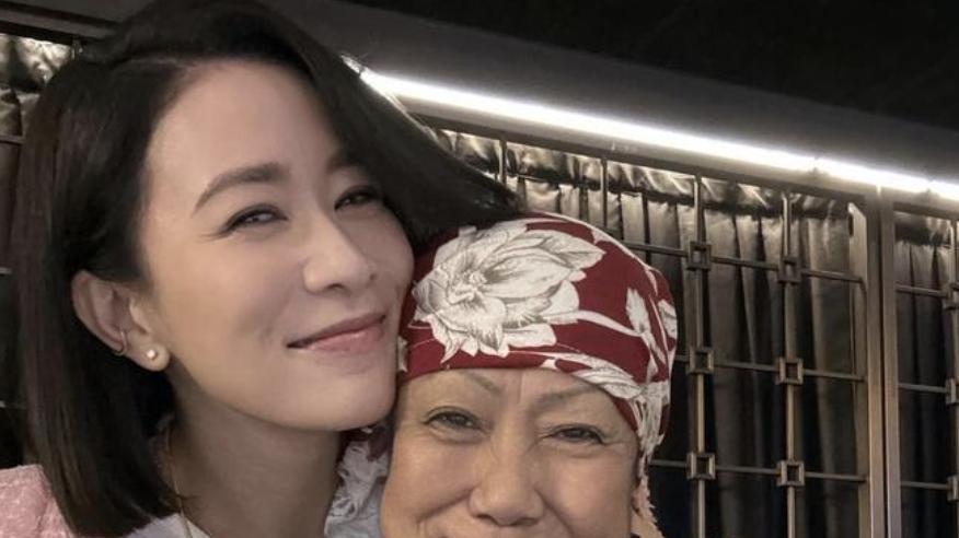 佘诗曼默认母亲患癌，称母亲剃光头很勇敢，目前状况不错仍在治疗