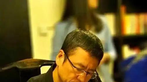 央视一哥因一句点评跌落神坛，被病痛折磨瘦50斤，长期失眠想自杀